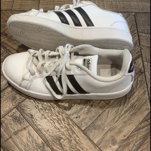 Adidas white black leather tennis shoes size 10